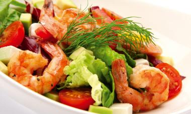 How to make Caesar salad with fried, marinated, tiger, royal shrimp, simple classic, lean, restaurant, with croutons, red fish, salmon, chicken: ingredients, instructions