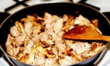 М'ясна підлива зі свинини з грибами Підливка зі свинини з грибами рецепт