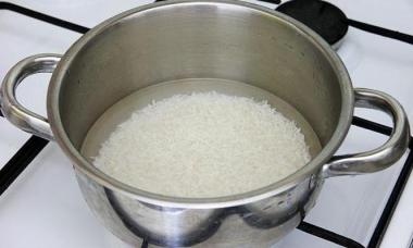 Hur man lagar kutya från ris med russin för ett minne