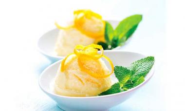 Evdə hazırlanmış limonlu dondurma